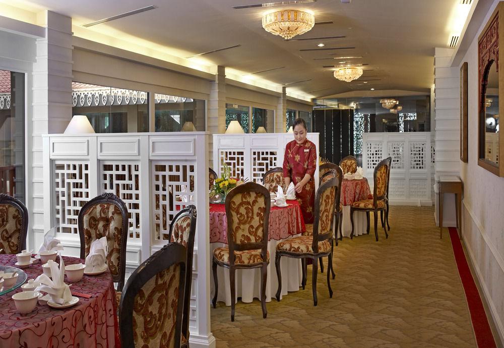 Royale Chulan Kuala Lumpur Hotel Екстериор снимка A restaurant in a hotel