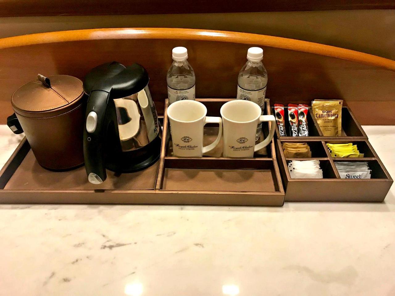 Royale Chulan Kuala Lumpur Hotel Екстериор снимка A tea and coffee tray in a hotel room