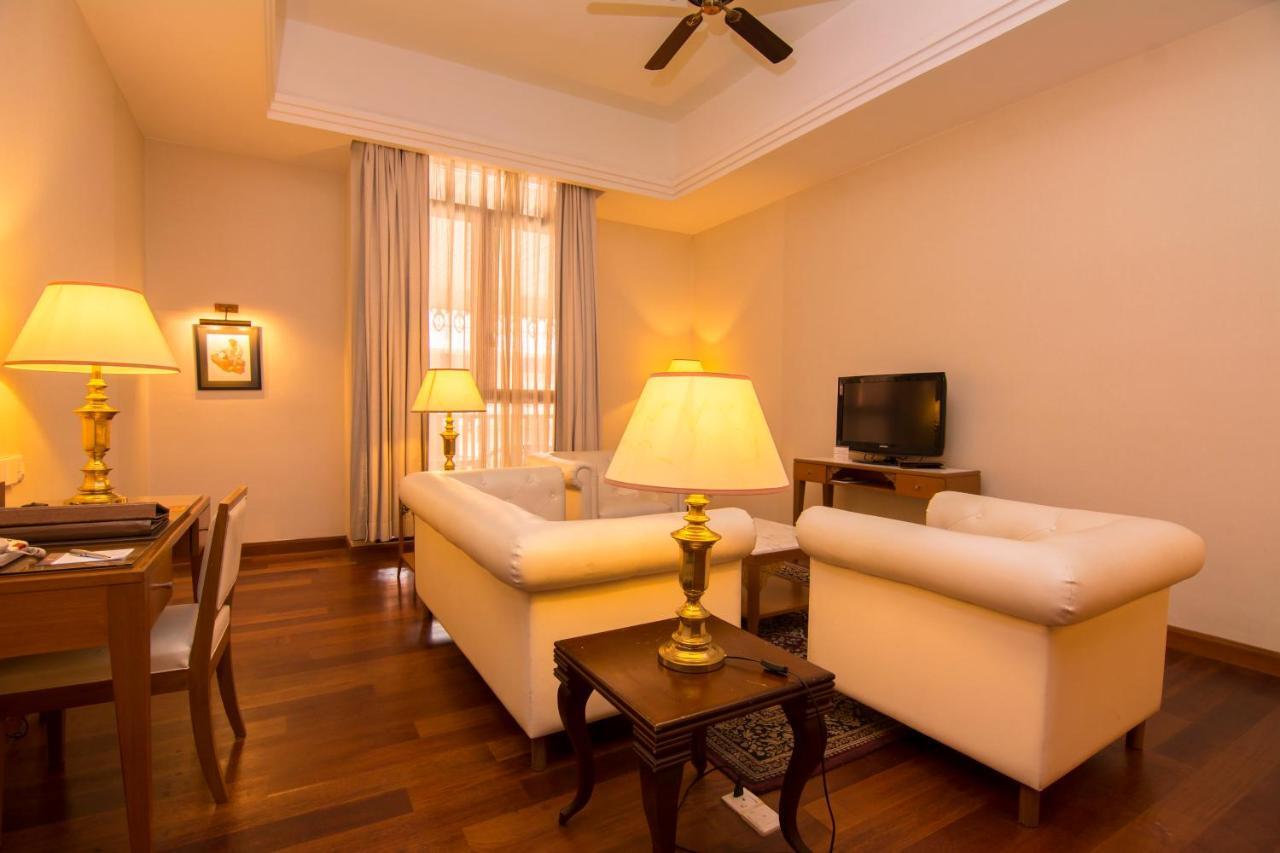 Royale Chulan Kuala Lumpur Hotel Екстериор снимка A living room in a hotel suite
