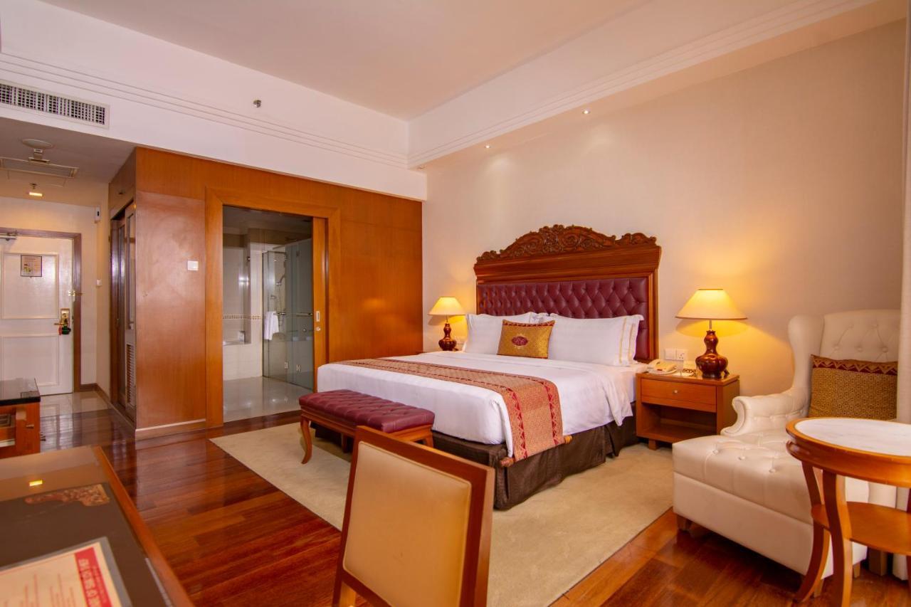 Royale Chulan Kuala Lumpur Hotel Екстериор снимка A bedroom at the hotel