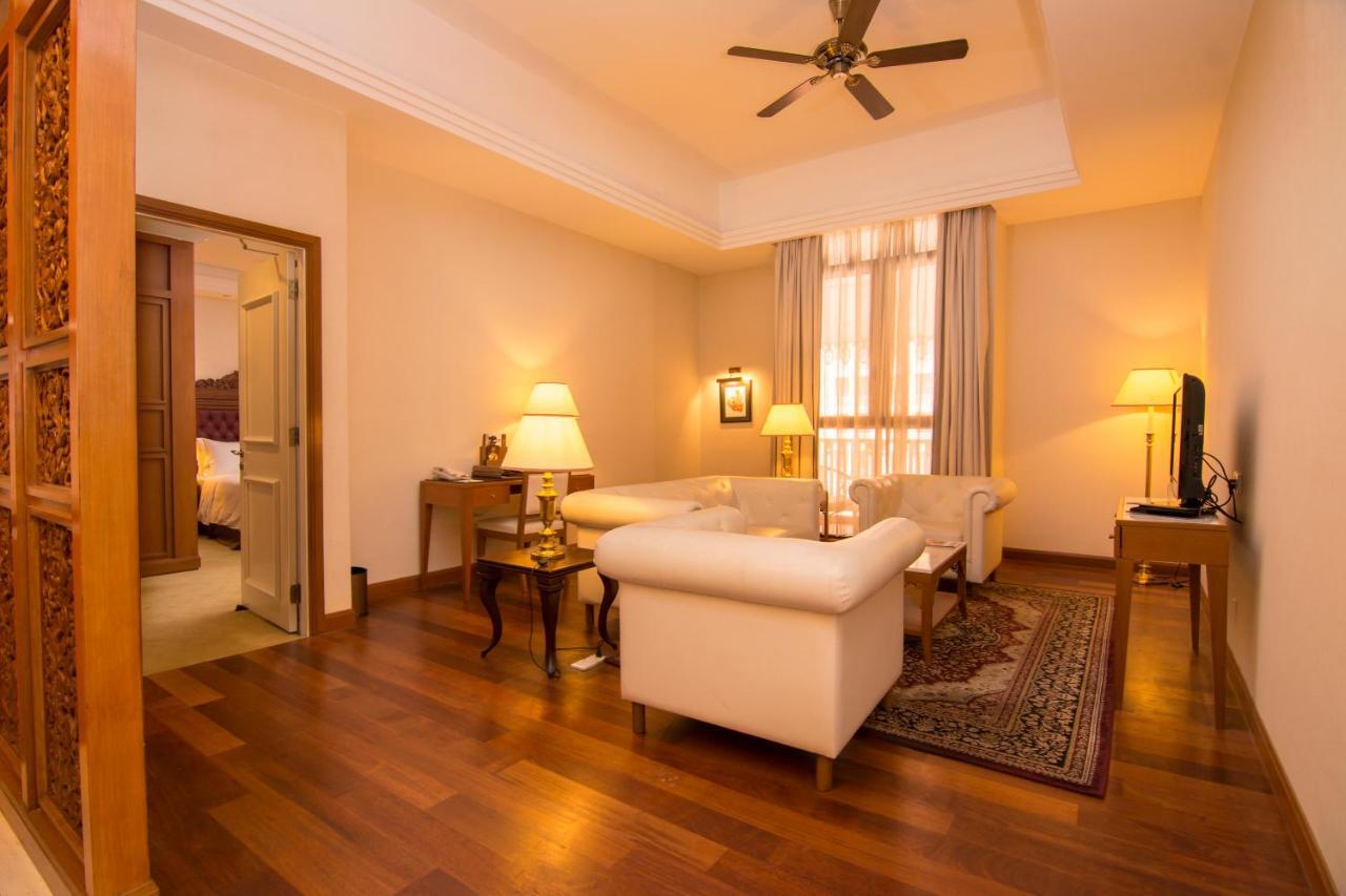 Royale Chulan Kuala Lumpur Hotel Екстериор снимка A suite at the hotel