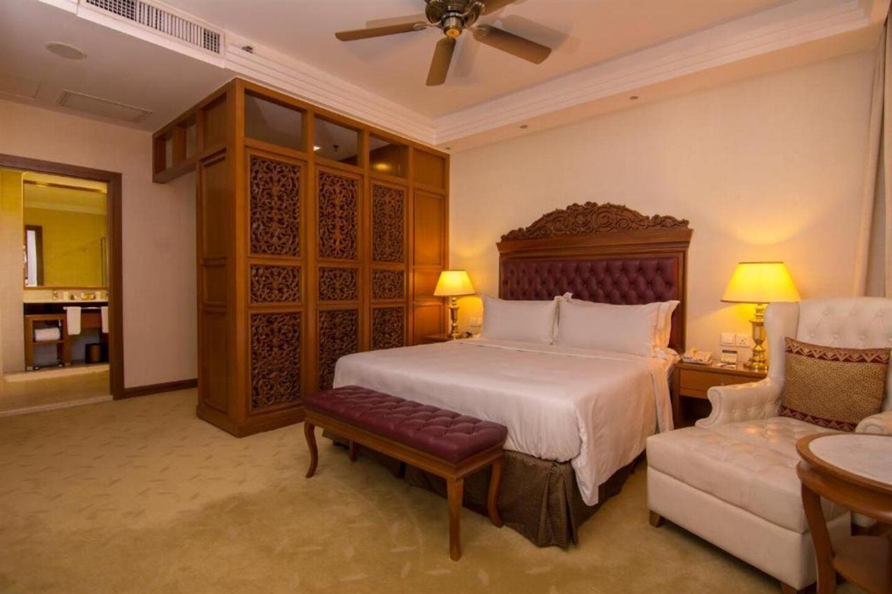 Royale Chulan Kuala Lumpur Hotel Екстериор снимка A bedroom at the hotel